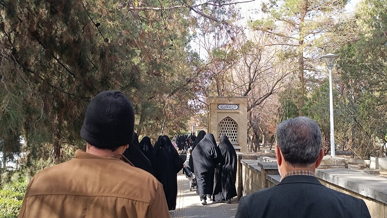 رقص پیکر شهدا بر دستان مردم!