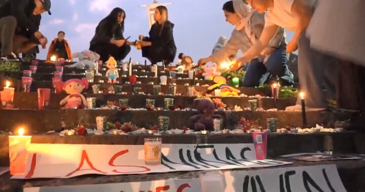 دانشجویان مکزیکی به یاد دانش‌آموزان شهید مینابی شمع روشن کردند