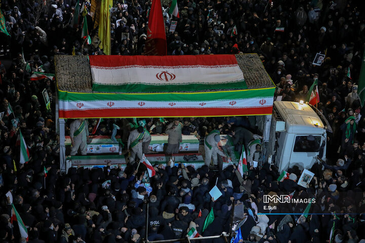 وداع با پیکرهای مطهر پنج شهید والامقام از یک خانواده در اراک