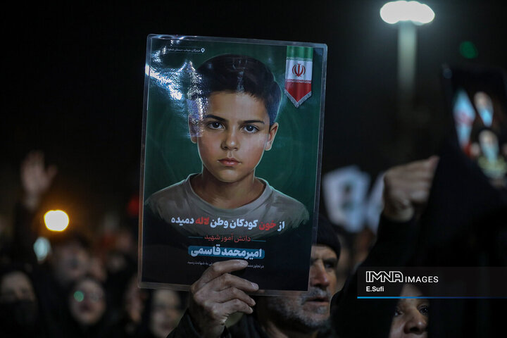 وداع با پیکرهای مطهر پنج شهید والامقام از یک خانواده در اراک
