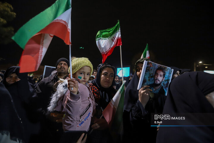 وداع با پیکرهای مطهر پنج شهید والامقام از یک خانواده در اراک