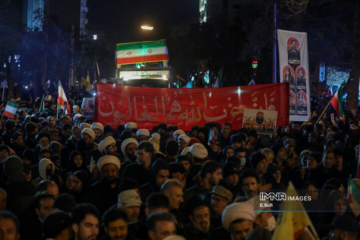 وداع با پیکرهای مطهر پنج شهید والامقام از یک خانواده در اراک