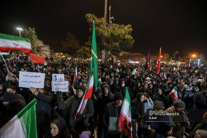 وداع با پیکرهای مطهر پنج شهید والامقام از یک خانواده در اراک
