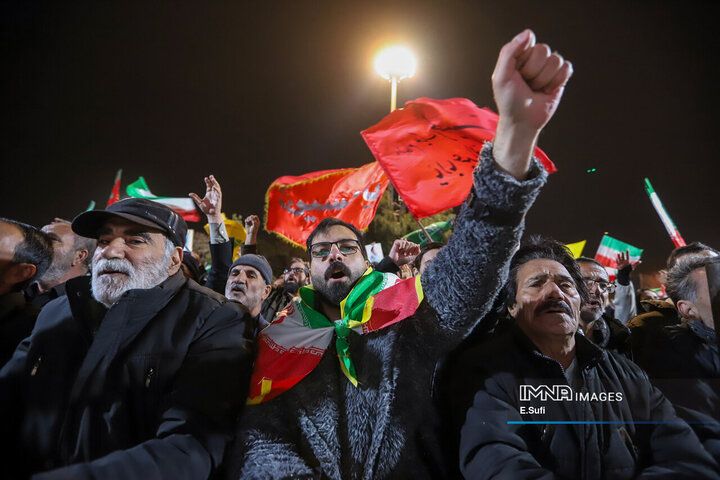 وداع با پیکرهای مطهر پنج شهید والامقام از یک خانواده در اراک