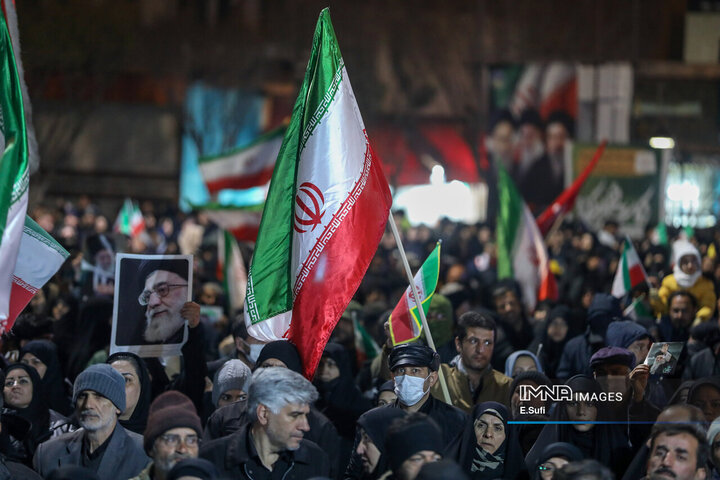 وداع با پیکرهای مطهر پنج شهید والامقام از یک خانواده در اراک