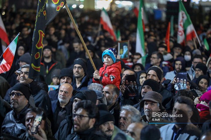 وداع با پیکرهای مطهر پنج شهید والامقام از یک خانواده در اراک