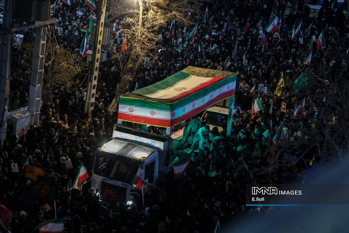 وداع با پیکرهای مطهر پنج شهید والامقام از یک خانواده در اراک