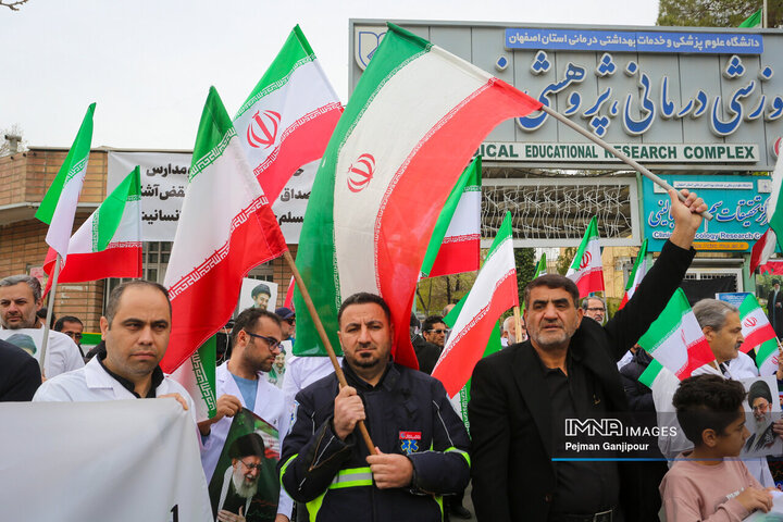 تجمع کادر درمان اصفهان در محکومیت تجاوز آمرکایی صهیونی به مراکز درمانی