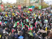 فریاد بارانی مردم قم/ راهپیمایی قدس با چترهای برافراشته و شعارهای انتقام