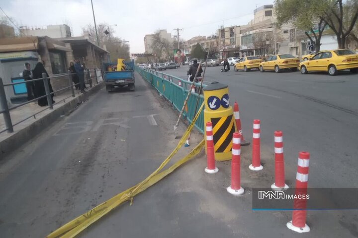 ارتقای ایمنی عابران با اصلاح و نصب نرده‌ها و بولاردها در منطقه ۱۳ اصفهان