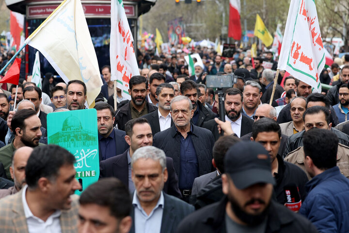 همراهی رئیس‌جمهور با راهپیمایان روز قدس تهران + فیلم