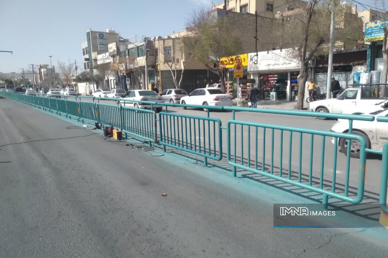 ارتقای ایمنی عابران با اصلاح و نصب نردهها و بولاردها در منطقه ۱۳ اصفهان
