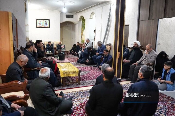 دیدار مدیران شهری اصفهان با خانواده شهید سردار قریشی| وداع با ۴ شهید حملات تروریستی