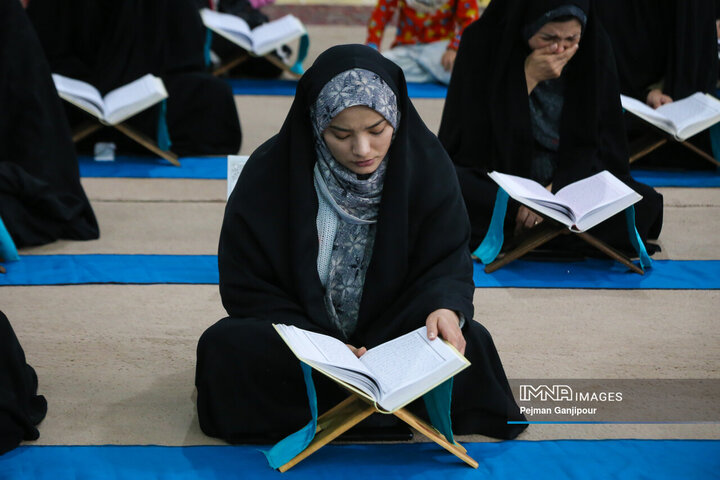 جزءخوانی قرآن کریم در امامزاده نرمی اصفهان