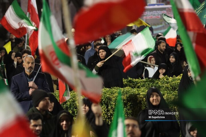 فیلم| آری دوباره مردم شهرکرد به نظام جمهوری اسلامی در سی‌ویکمین شب ایستادگی