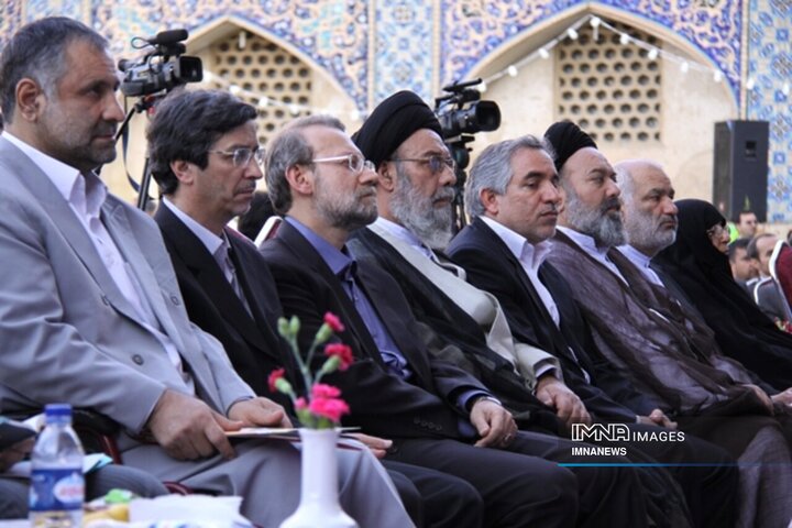 تصاویری از سفرهای شهید «علی لاریجانی» به اصفهانی از میدان امام علی(ع)