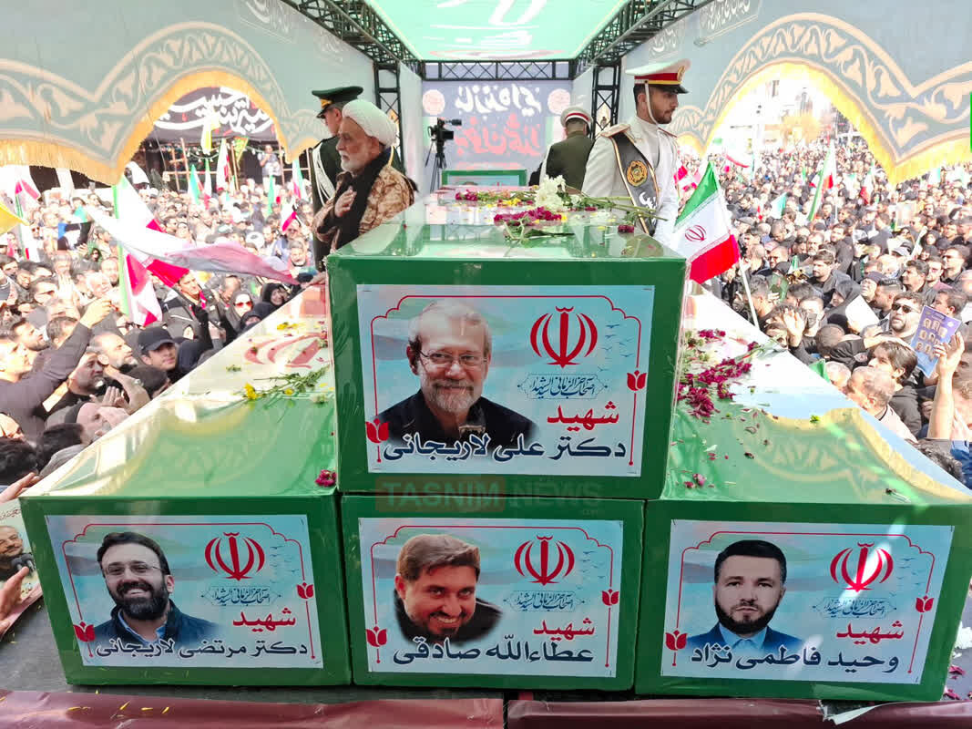 پیکرهای پاک شهیدان دنا، لاریجانی و سلیمانی در آغوش ملت