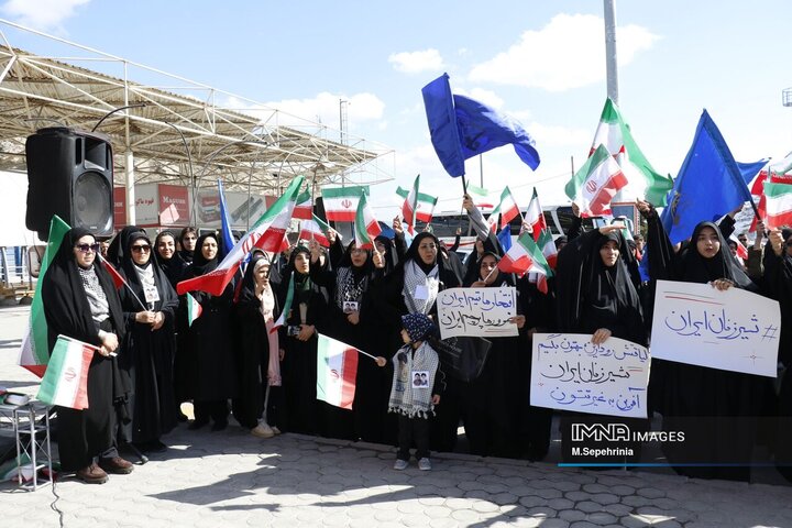 ورود تیم ملی فوتبال بانوان از مرز بازرگان به کشور و استقبال در تبریز