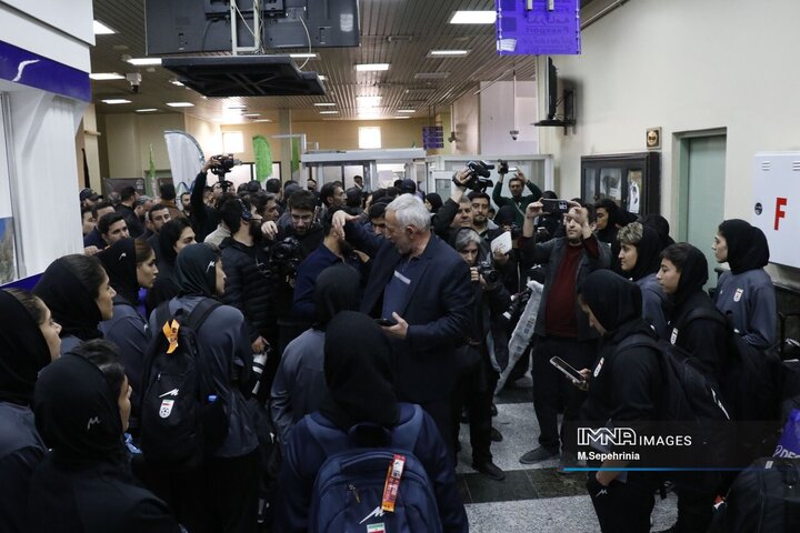 ورود تیم ملی فوتبال بانوان از مرز بازرگان به کشور و استقبال در تبریز