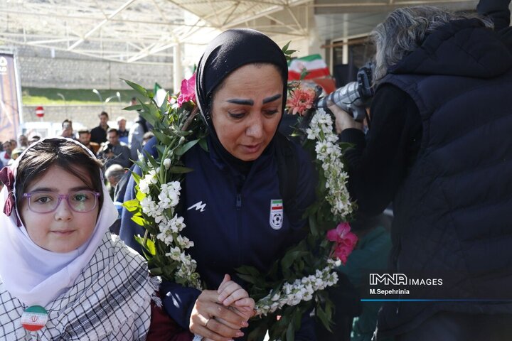 ورود تیم ملی فوتبال بانوان از مرز بازرگان به کشور و استقبال در تبریز