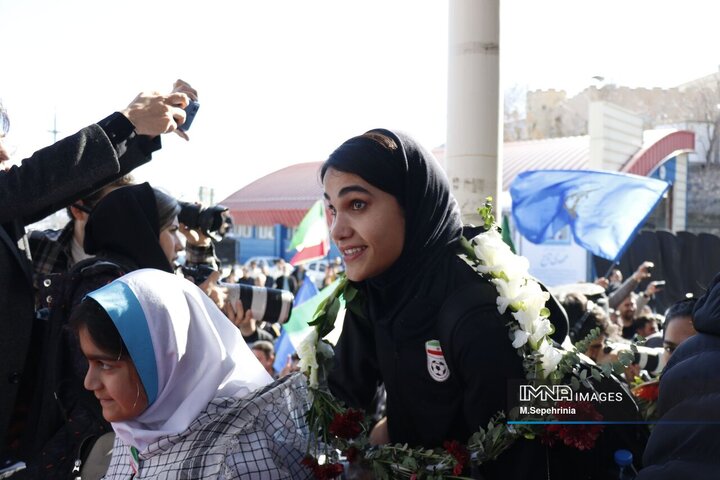 ورود تیم ملی فوتبال بانوان از مرز بازرگان به کشور و استقبال در تبریز