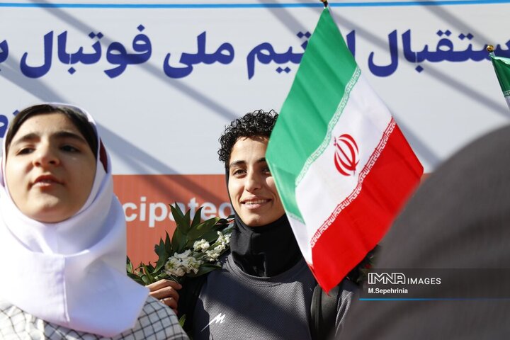 ورود تیم ملی فوتبال بانوان از مرز بازرگان به کشور و استقبال در تبریز