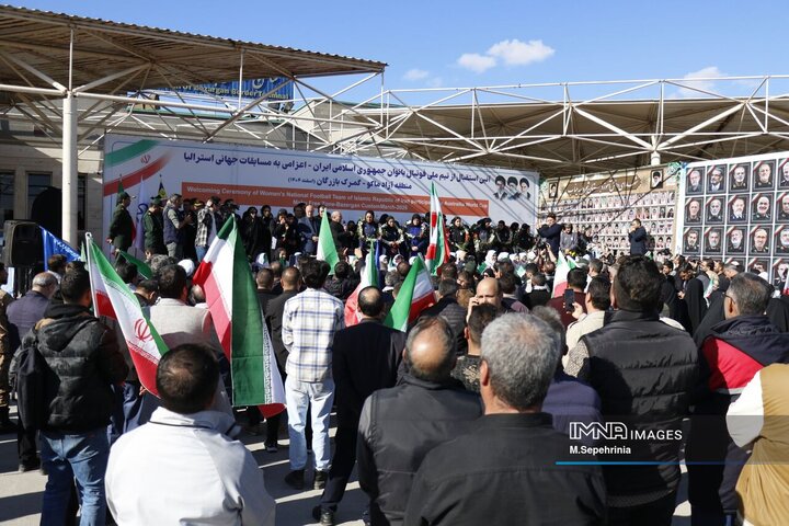 ورود تیم ملی فوتبال بانوان از مرز بازرگان به کشور و استقبال در تبریز