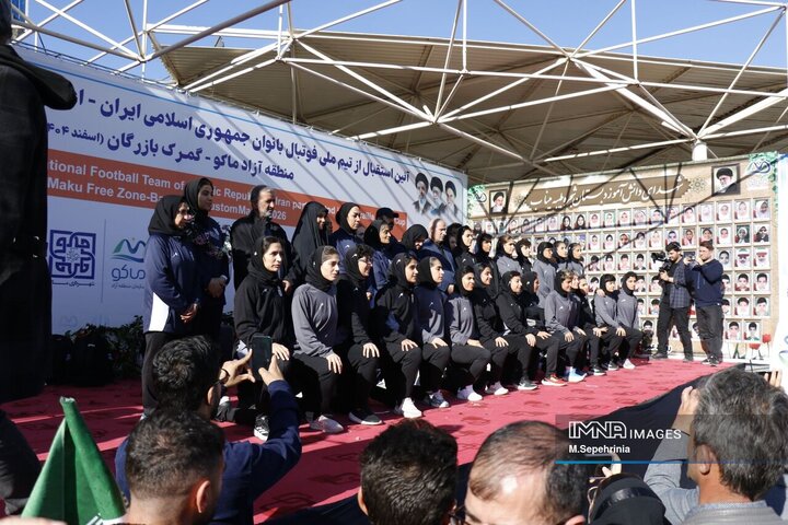 ورود تیم ملی فوتبال بانوان از مرز بازرگان به کشور و استقبال در تبریز