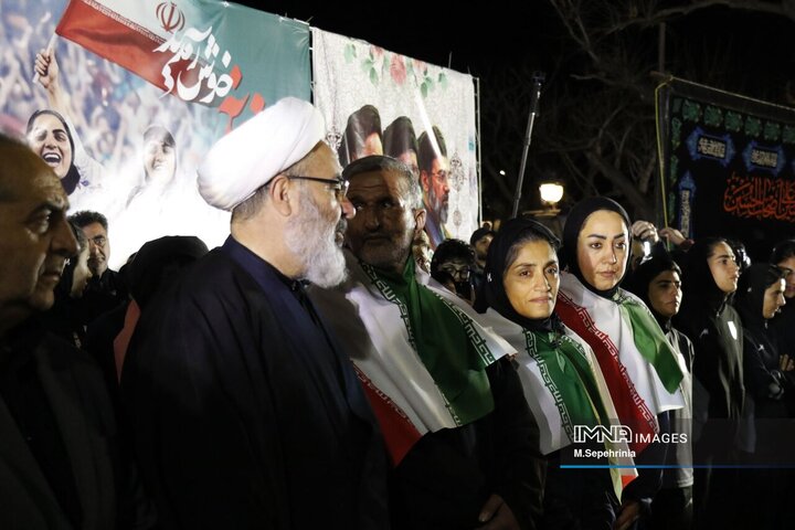 ورود تیم ملی فوتبال بانوان از مرز بازرگان به کشور و استقبال در تبریز