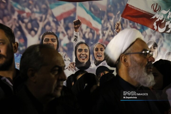 ورود تیم ملی فوتبال بانوان از مرز بازرگان به کشور و استقبال در تبریز