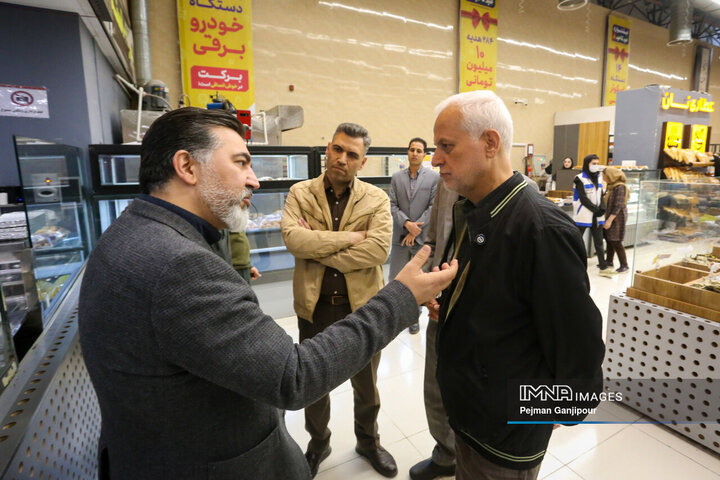 بازدید میدانی شهردار اصفهان از میدان میوه و تره‌بار و بازارهای کوثر