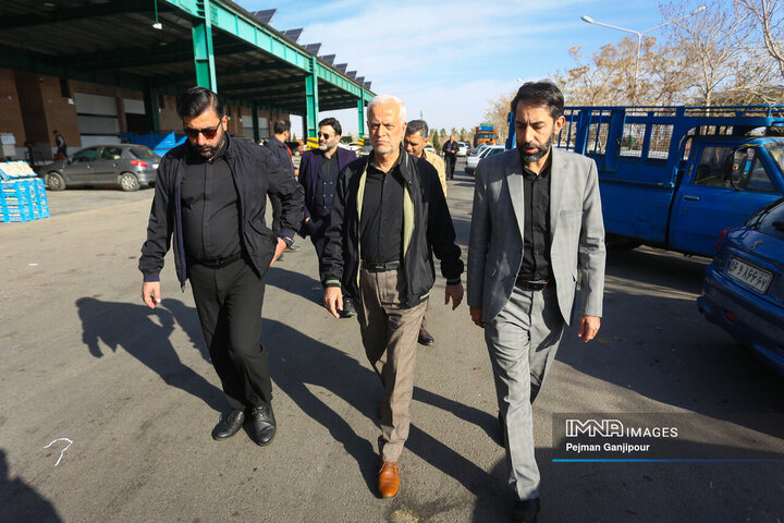 بازدید میدانی شهردار اصفهان از میدان میوه و تره‌بار و بازارهای کوثر