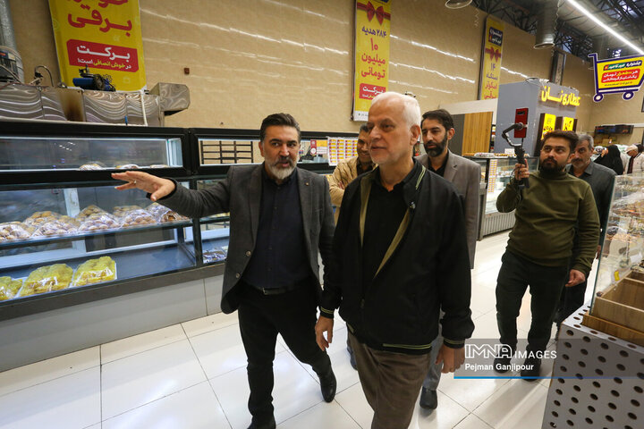 بازدید میدانی شهردار اصفهان از میدان میوه و تره‌بار و بازارهای کوثر