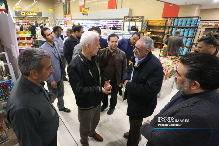 بازدید میدانی شهردار اصفهان از میدان میوه و تره‌بار و بازارهای کوثر