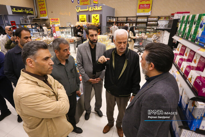 بازدید میدانی شهردار اصفهان از میدان میوه و تره‌بار و بازارهای کوثر