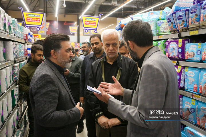 بازدید میدانی شهردار اصفهان از میدان میوه و تره‌بار و بازارهای کوثر