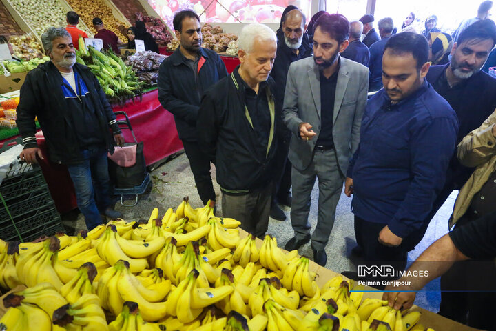 بازدید میدانی شهردار اصفهان از میدان میوه و تره‌بار و بازارهای کوثر