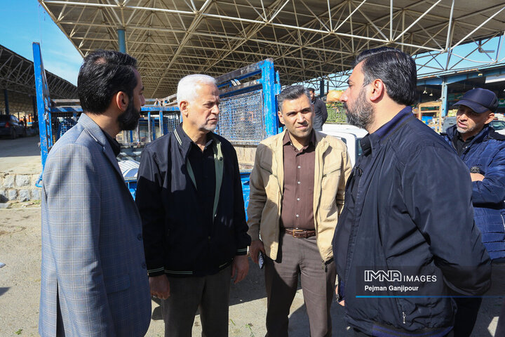 بازدید میدانی شهردار اصفهان از میدان میوه و تره‌بار و بازارهای کوثر