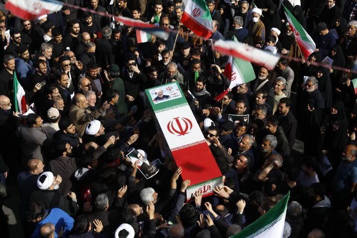 فیلم| مردم قم پیکر مطهر شهید لاریجانی و فرزند ایشان را بدرقه کردند