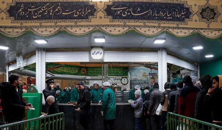 توزیع افطاری در حرم رضوی با حضور خادمیاران اصفهانی