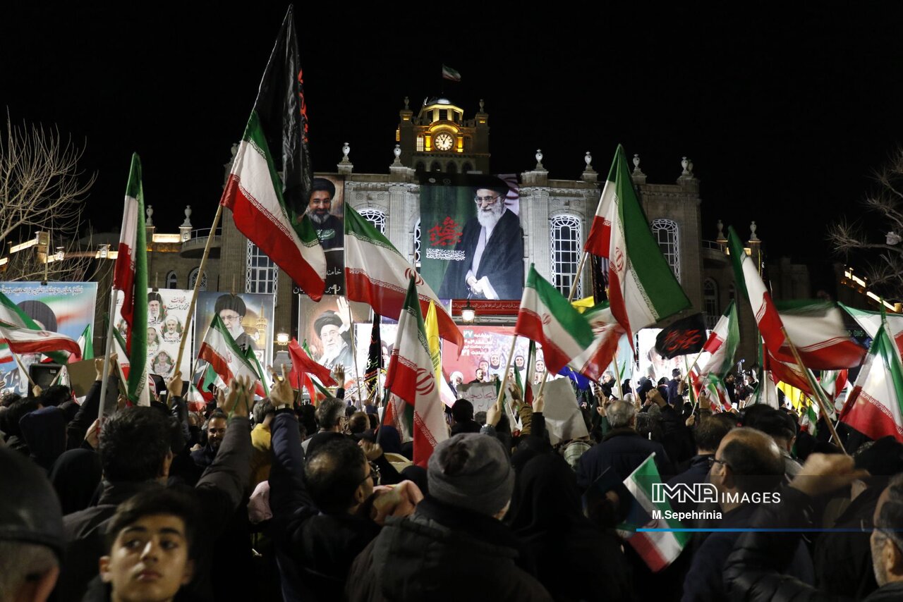 هم‌خوانی ملی‌پوشان ایران و مردم با سرود ملی ایران + فیلم