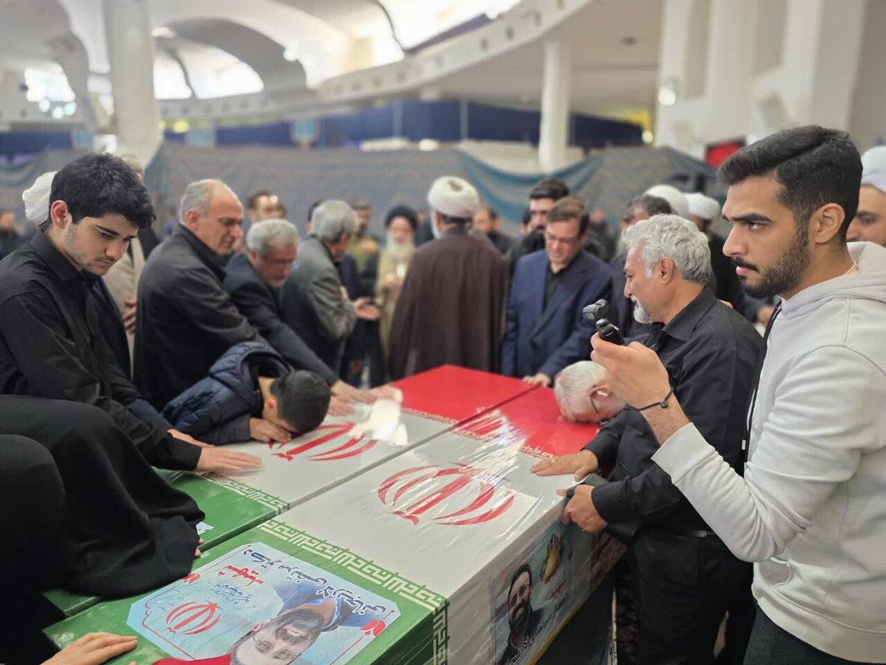 قم در سوگ مردِ عقل و ایمان/ وداع باشکوه مردم با شهید دکتر علی لاریجانی