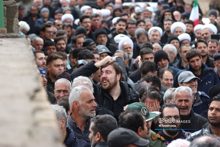 تشییع ۱۳ بسیجی شهید جنگ رمضان در محله قراملک تبریز