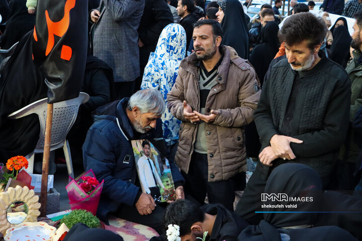 تحویل سال نو در گلستان شهدای اصفهان
