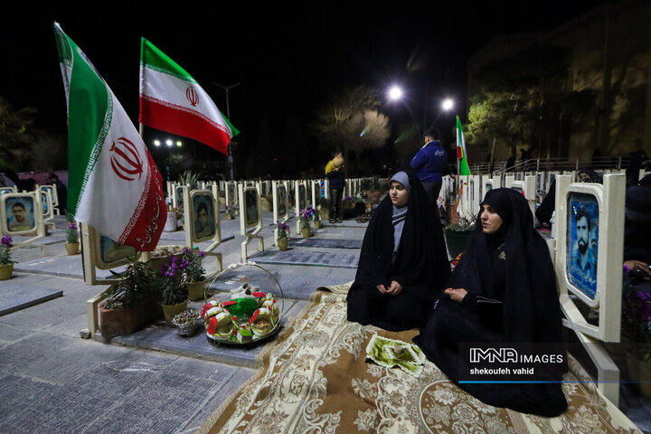تحویل سال نو در گلستان شهدای اصفهان