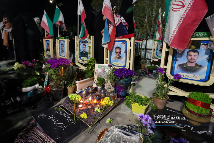 تحویل سال نو در گلستان شهدای اصفهان