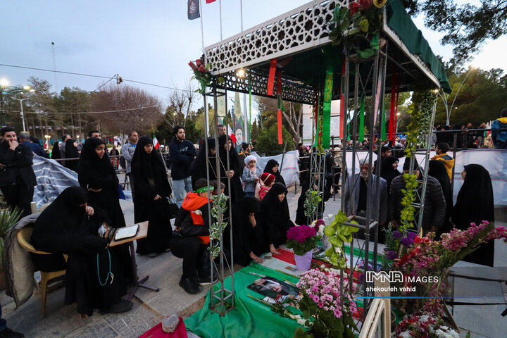تحویل سال نو در گلستان شهدای اصفهان