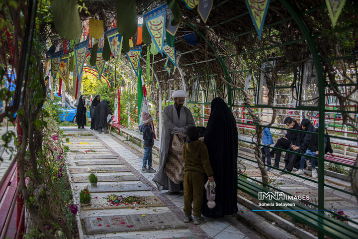 آغاز سال در جوار قبور مطهرشهدا در شیراز