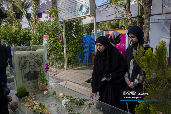 آغاز سال در جوار قبور مطهرشهدا در شیراز