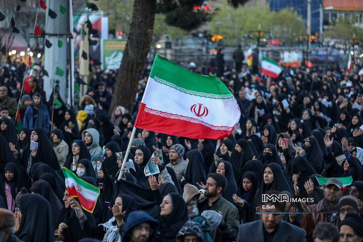 آغاز بهار ۱۴۰۵ در اراک؛ همبستگی مردم، یاد شهدا و رهبری در میدان شهدا